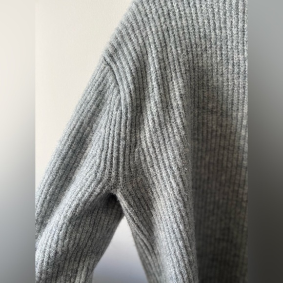 Uniqlo Knitted Gray V-neck Pullover Sweater - Picture 6 of 6